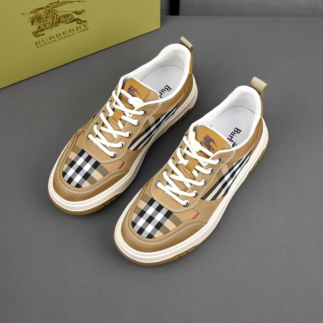 PP420❣️❣️❣️Burberry [Burberry] fashionable lace-up cloth shoes, uppers made of breathable fabric, rubber foam soles, men's size 38-44